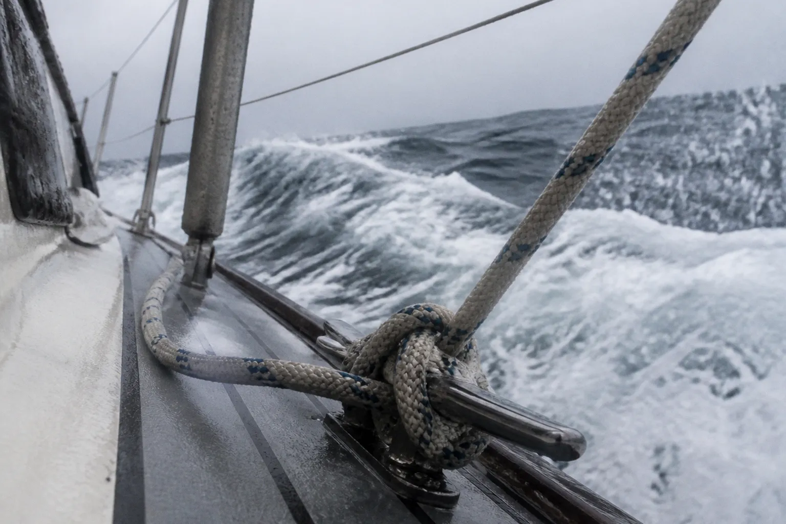 Einhandsegeln bei Starkwind: 7 Fehler und wie man sie vermeidet
