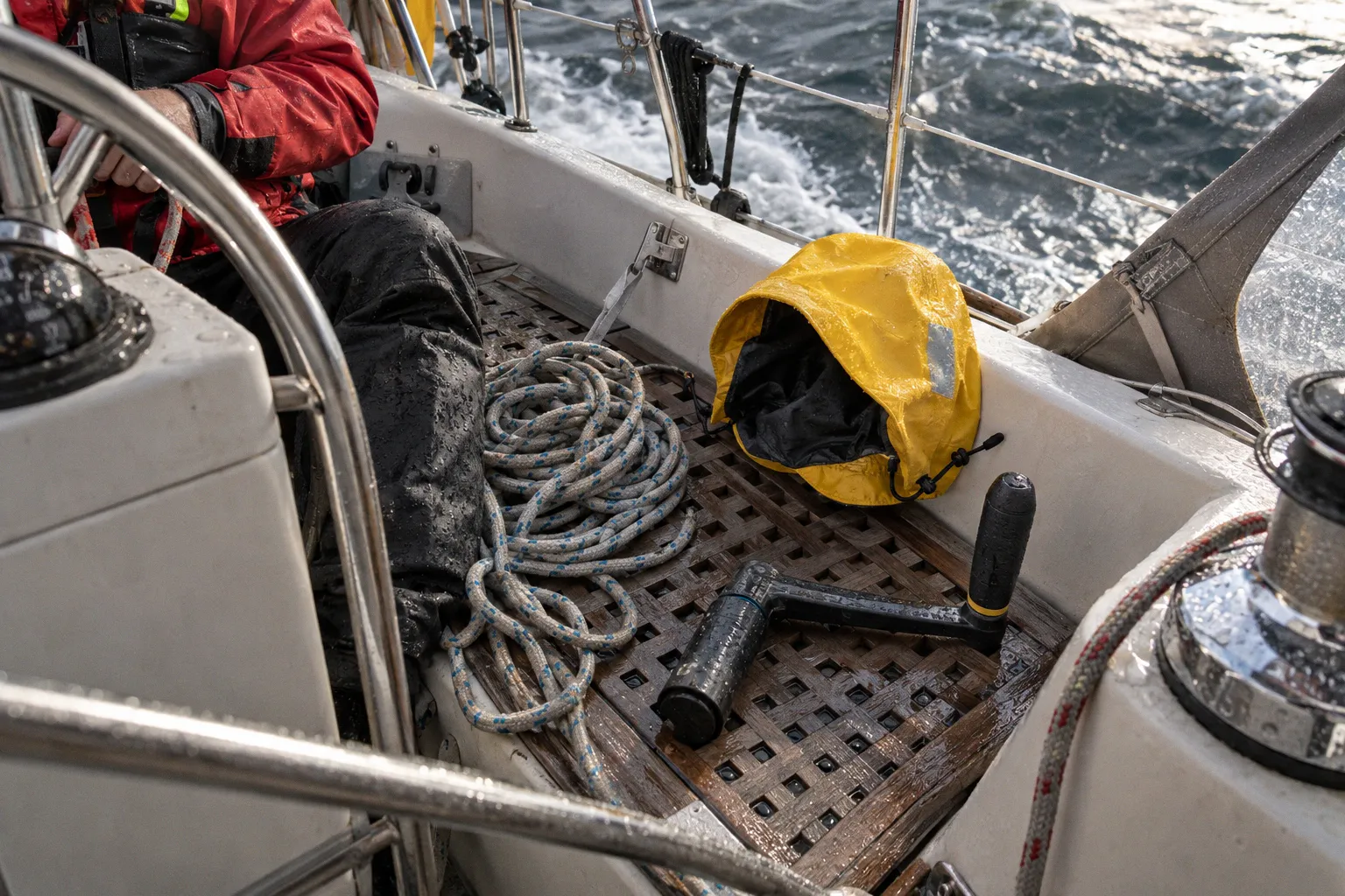 Schlechtwettertaktik: 8 Strategien für sicheres Segeln bei Starkwind