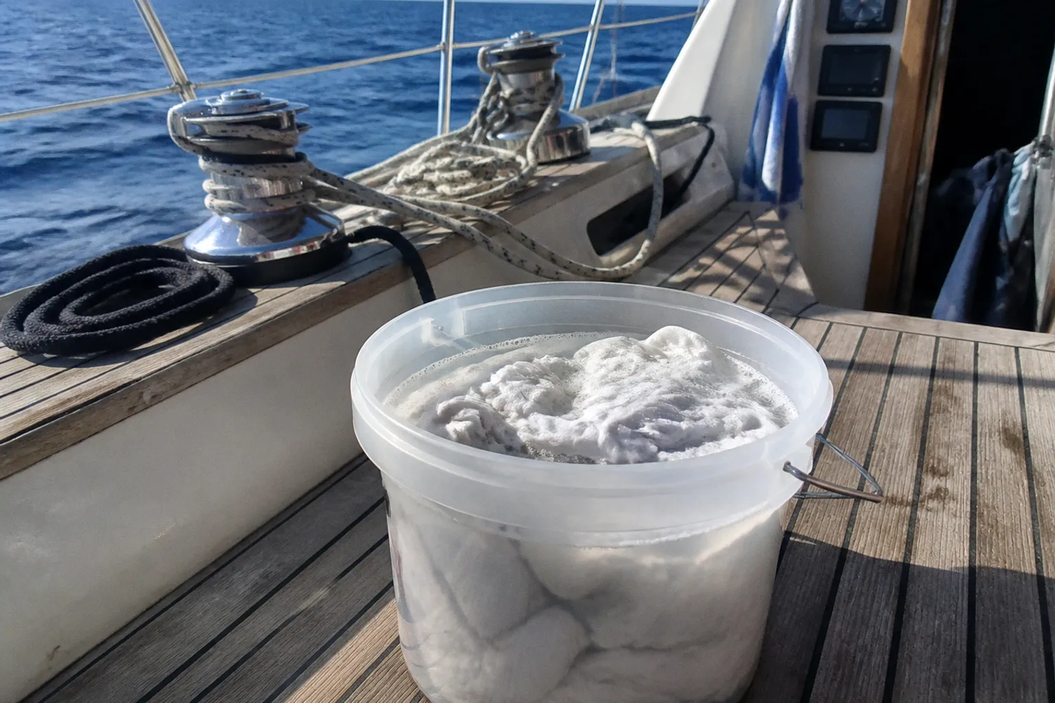 Wäsche waschen auf Langfahrt: Praktische Lösungen für die Crew